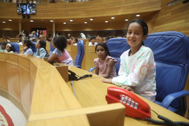 O Parlamento de Galicia recibe aos nenos e nenas saharauis que pasarán o seu verán en Galicia 